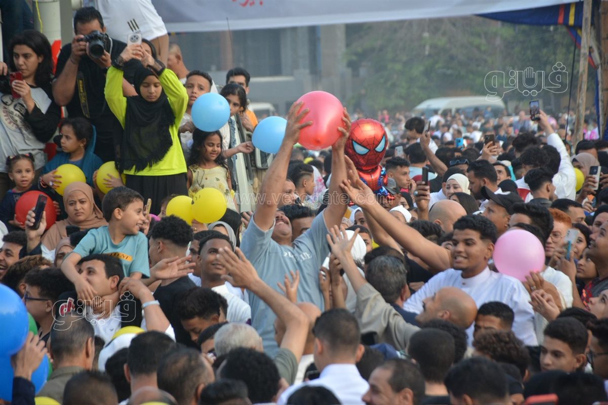 فرحة بساحة مسجد مصطفى محمود (45)