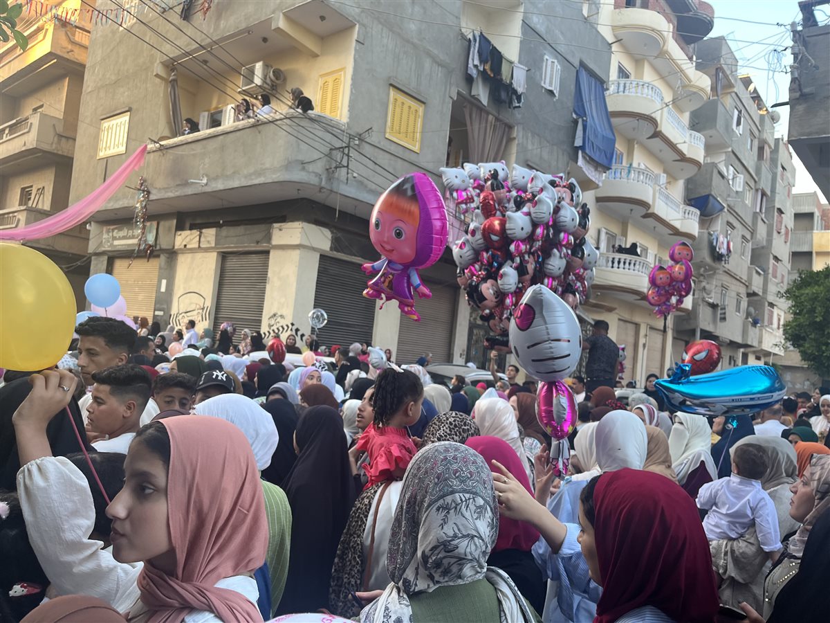 اقبال المواطنين على شراء البالونات بالبحيرة، فيتو