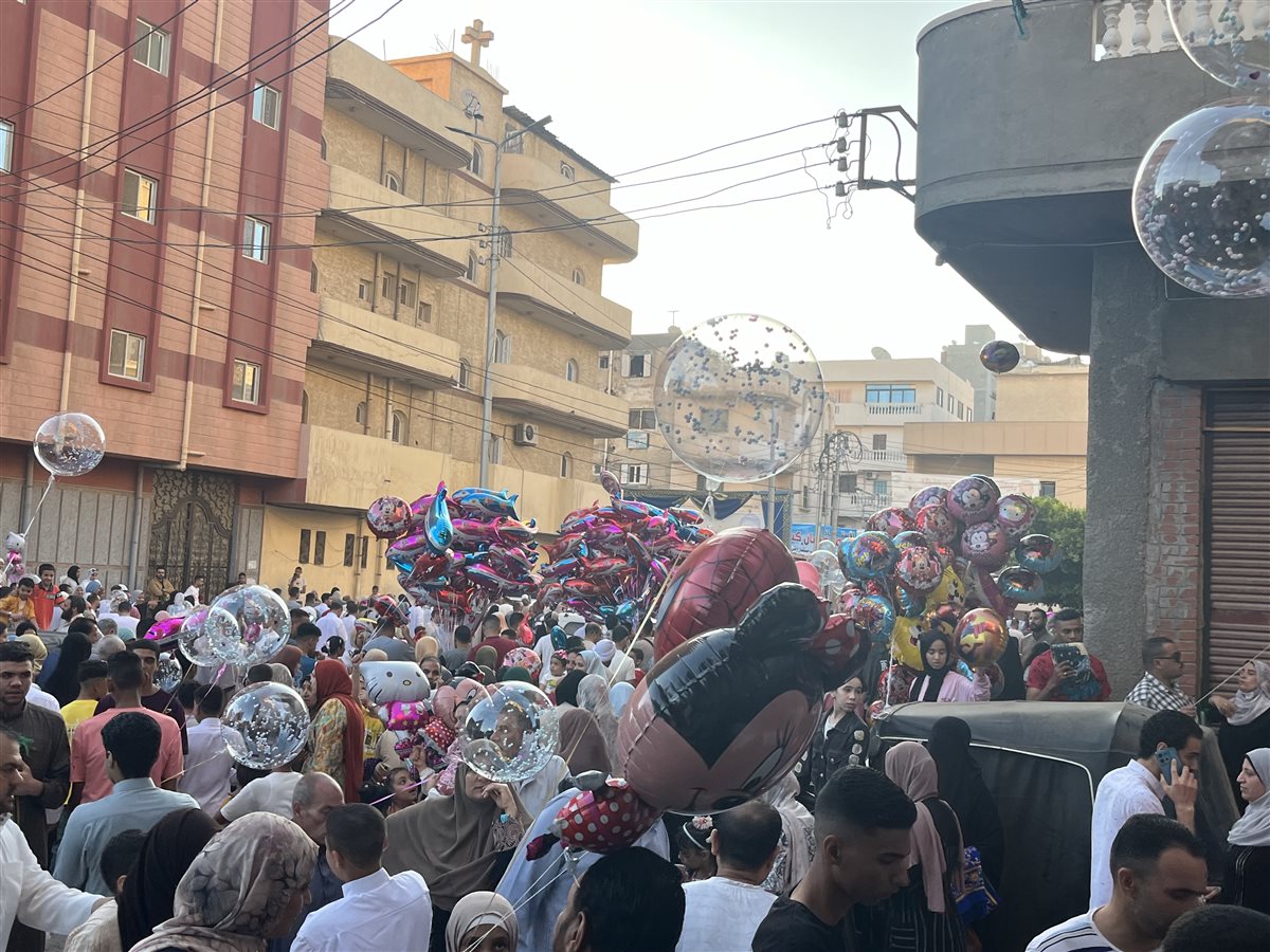 اقبال المواطنين على شراء البالونات بالبحيرة، فيتو
