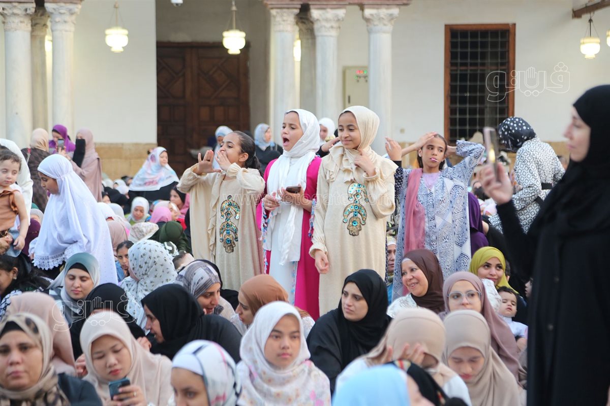 الأطفال يخطفون الأنظار في صلاة عيد الأضحي بالجامع الأزهر (4)