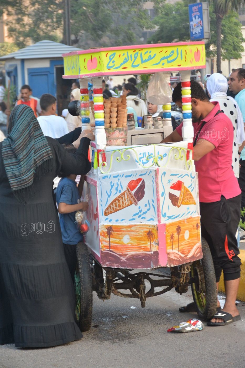 بالبلالين ورزاز الثلج، شاهد احتفالات المصلين بساحة مسجد مصطفى محمود احتفالا بالعيد (1)