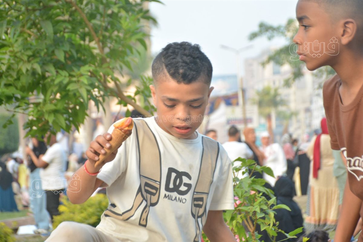 بالبلالين ورزاز الثلج، شاهد احتفالات المصلين بساحة مسجد مصطفى محمود احتفالا بالعيد (3)