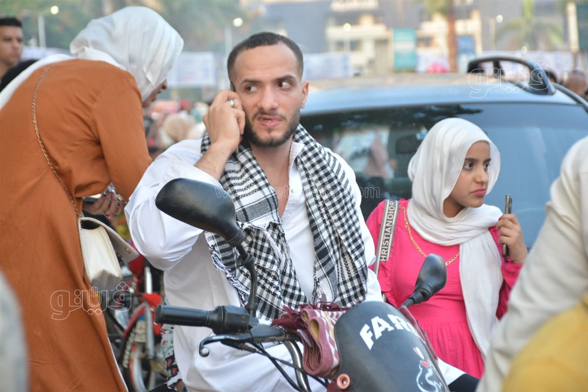 بالبلالين ورزاز الثلج، شاهد احتفالات المصلين بساحة مسجد مصطفى محمود احتفالا بالعيد (4)