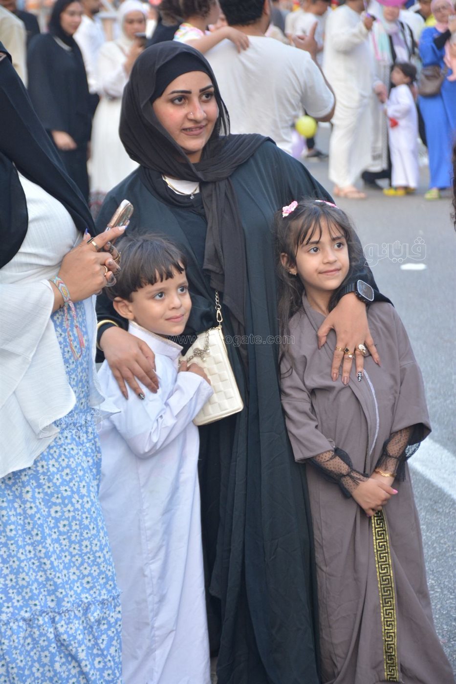 بالبلالين ورزاز الثلج، شاهد احتفالات المصلين بساحة مسجد مصطفى محمود احتفالا بالعيد (5)