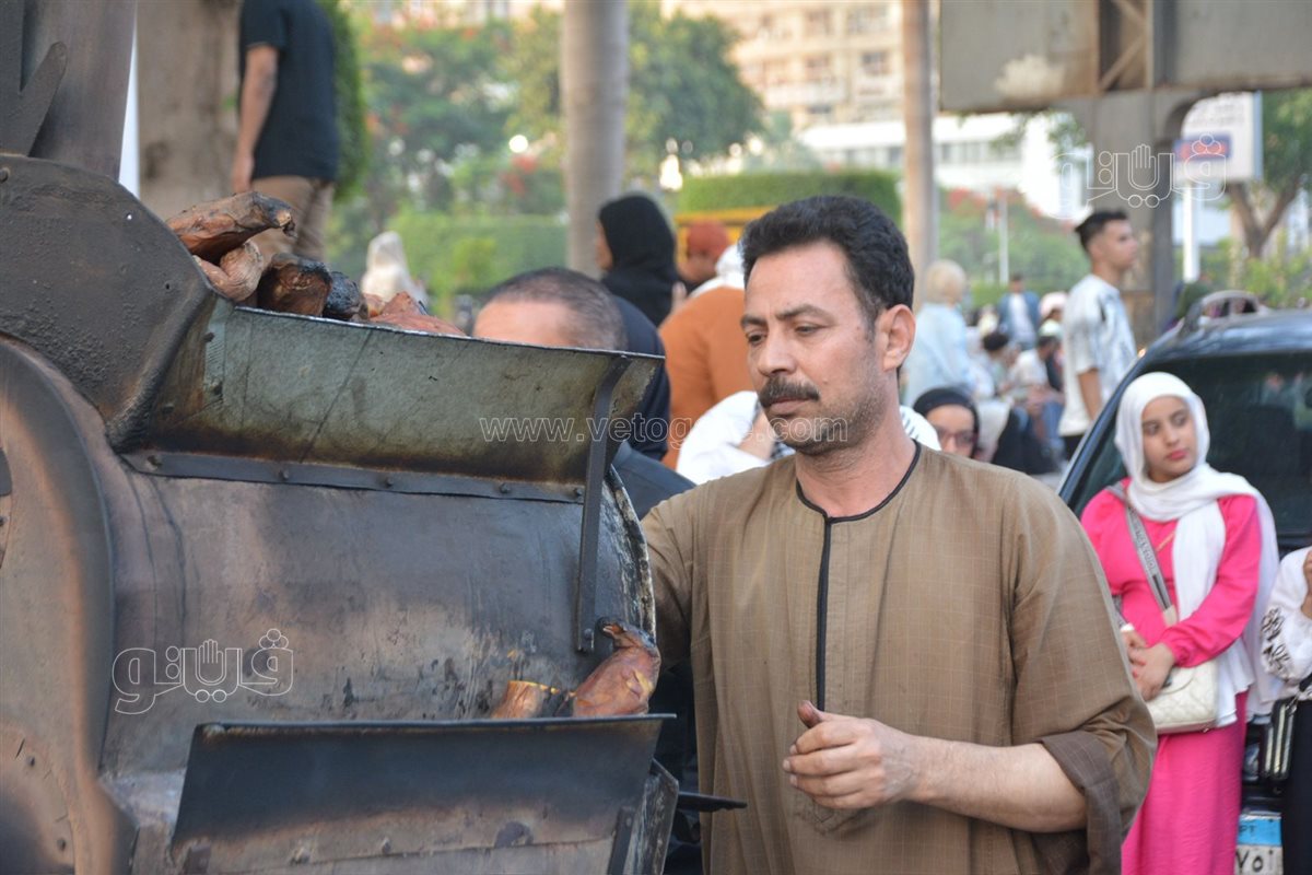 بالبلالين ورزاز الثلج، شاهد احتفالات المصلين بساحة مسجد مصطفى محمود احتفالا بالعيد (6)