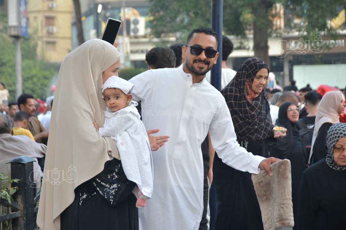 بالبلالين ورزاز الثلج، شاهد احتفالات المصلين بساحة مسجد مصطفى محمود احتفالا بالعيد (7)