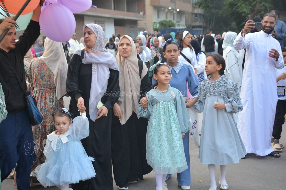 بالبلالين ورزاز الثلج، شاهد احتفالات المصلين بساحة مسجد مصطفى محمود احتفالا بالعيد (8)