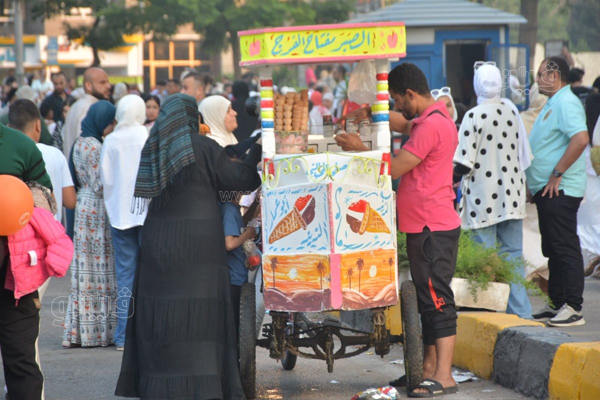 بالبلالين ورزاز الثلج، شاهد احتفالات المصلين بساحة مسجد مصطفى محمود احتفالا بالعيد (9)