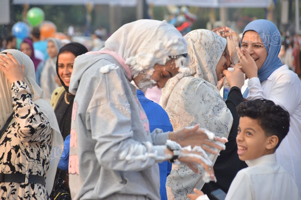 بالبلالين ورزاز الثلج، شاهد احتفالات المصلين بساحة مسجد مصطفى محمود احتفالا بالعيد (10)