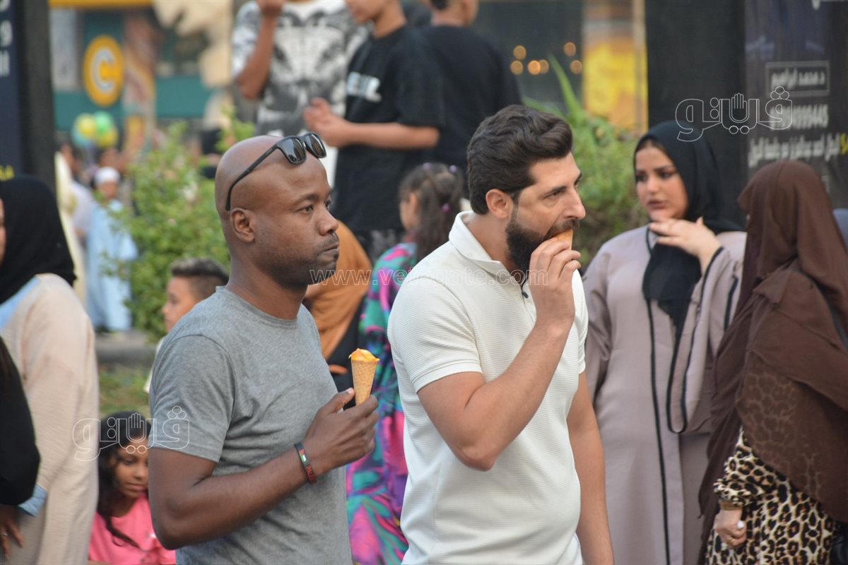 بالبلالين ورزاز الثلج، شاهد احتفالات المصلين بساحة مسجد مصطفى محمود احتفالا بالعيد (12)