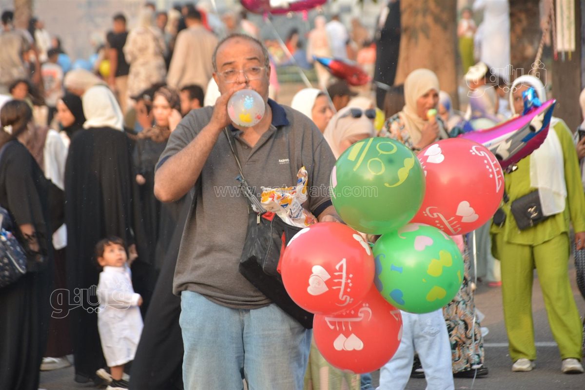بالبلالين ورزاز الثلج، شاهد احتفالات المصلين بساحة مسجد مصطفى محمود احتفالا بالعيد (14)