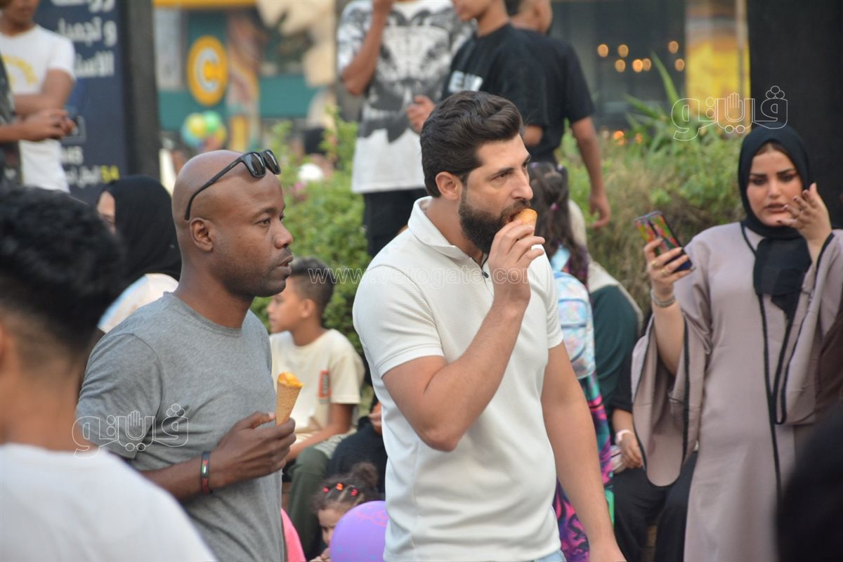 بالبلالين ورزاز الثلج، شاهد احتفالات المصلين بساحة مسجد مصطفى محمود احتفالا بالعيد (16)