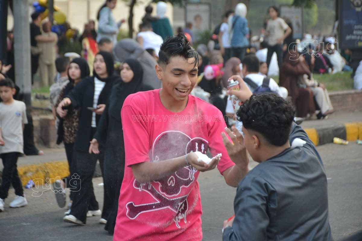 بالبلالين ورزاز الثلج، شاهد احتفالات المصلين بساحة مسجد مصطفى محمود احتفالا بالعيد (18)