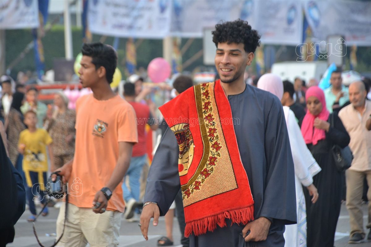 بالبلالين ورزاز الثلج، شاهد احتفالات المصلين بساحة مسجد مصطفى محمود احتفالا بالعيد (19)