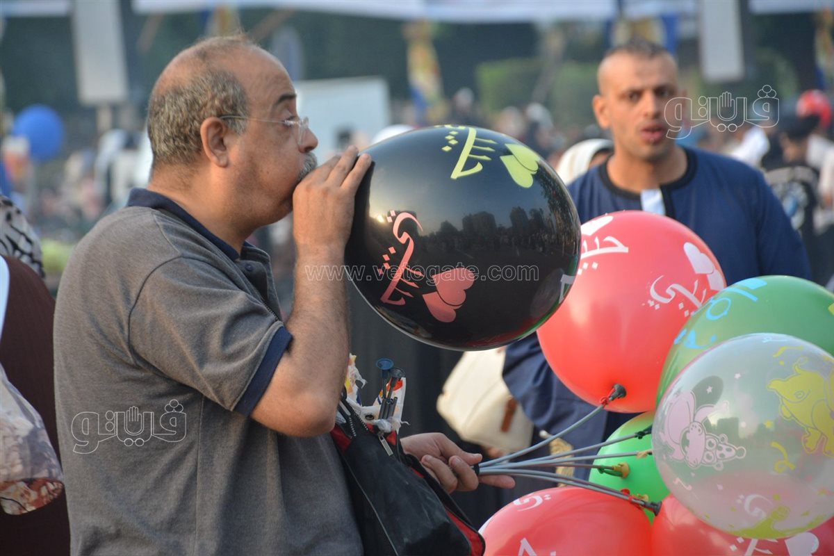 بالبلالين ورزاز الثلج، شاهد احتفالات المصلين بساحة مسجد مصطفى محمود احتفالا بالعيد (21)