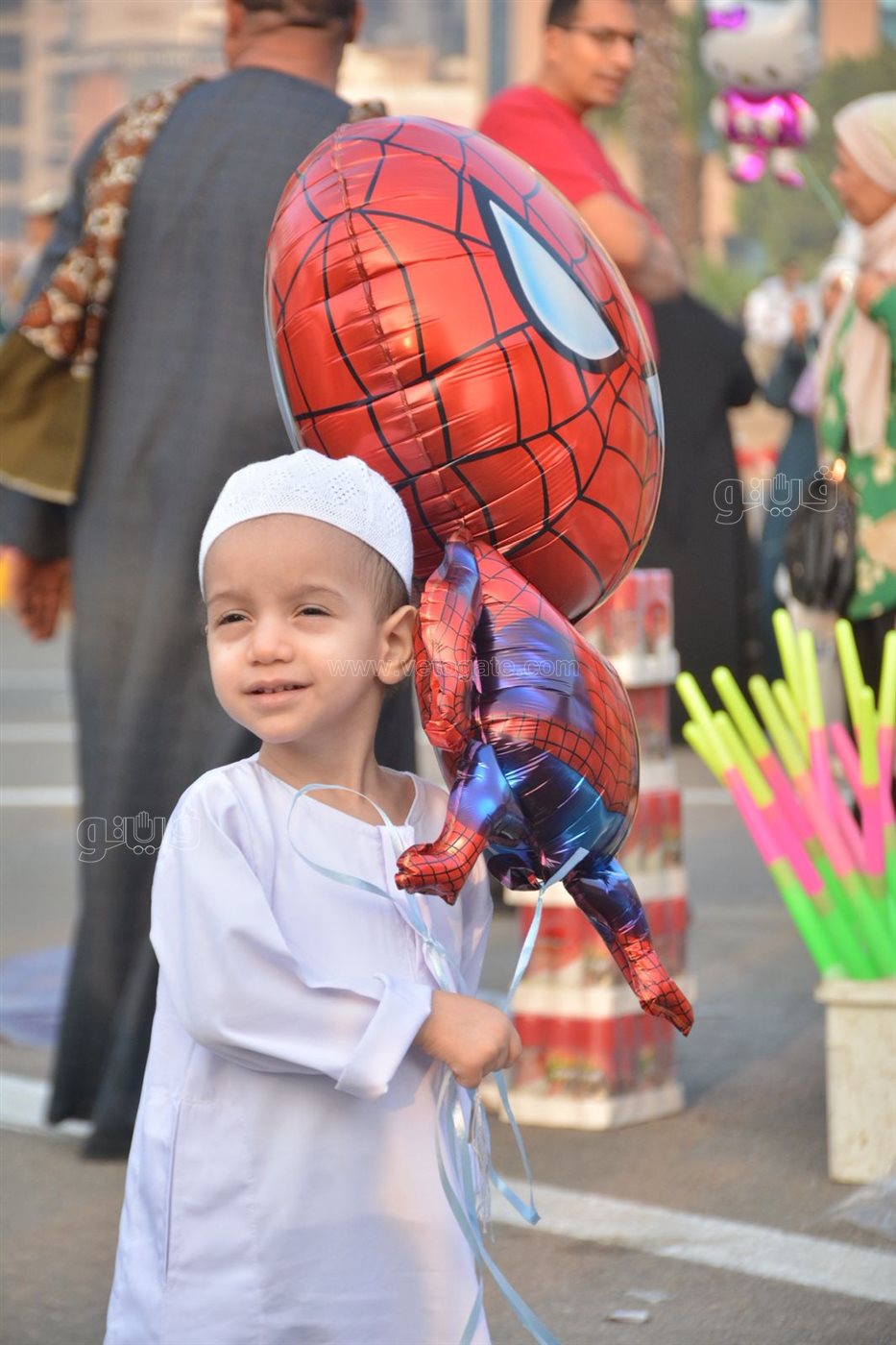 بالبلالين ورزاز الثلج، شاهد احتفالات المصلين بساحة مسجد مصطفى محمود احتفالا بالعيد (23)