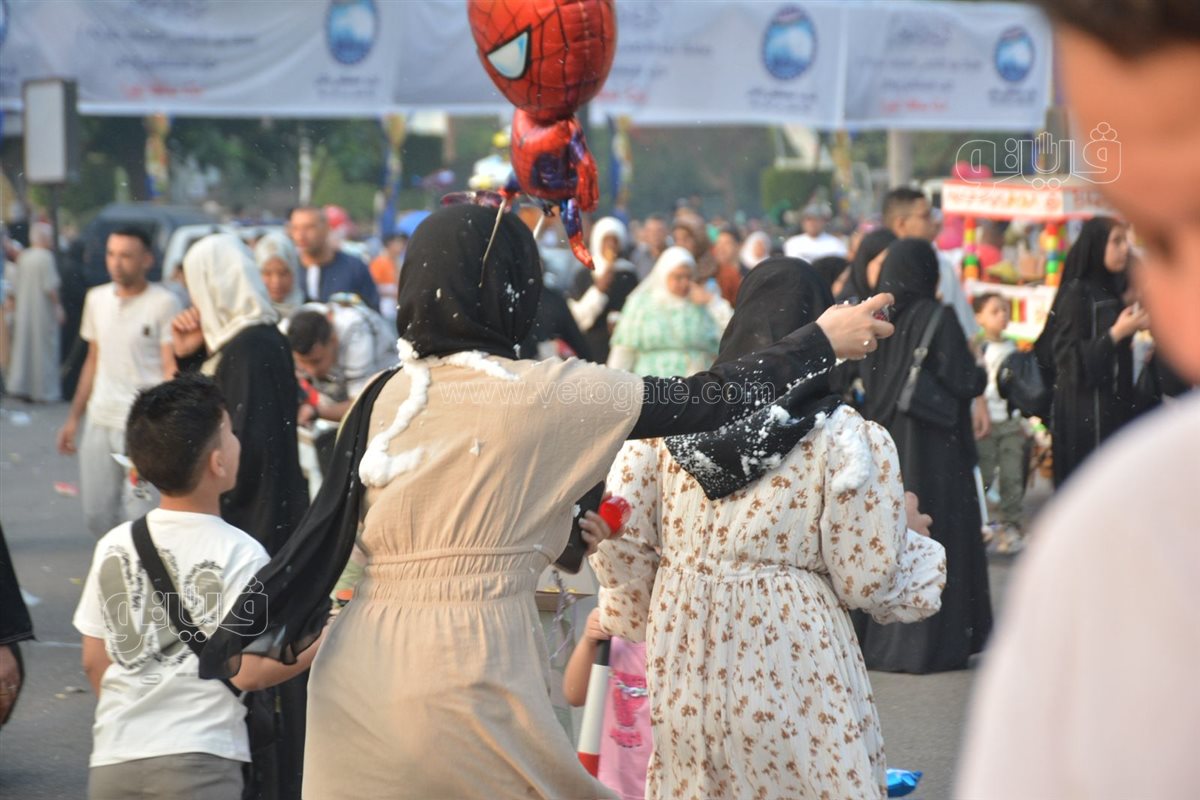 بالبلالين ورزاز الثلج، شاهد احتفالات المصلين بساحة مسجد مصطفى محمود احتفالا بالعيد (24)