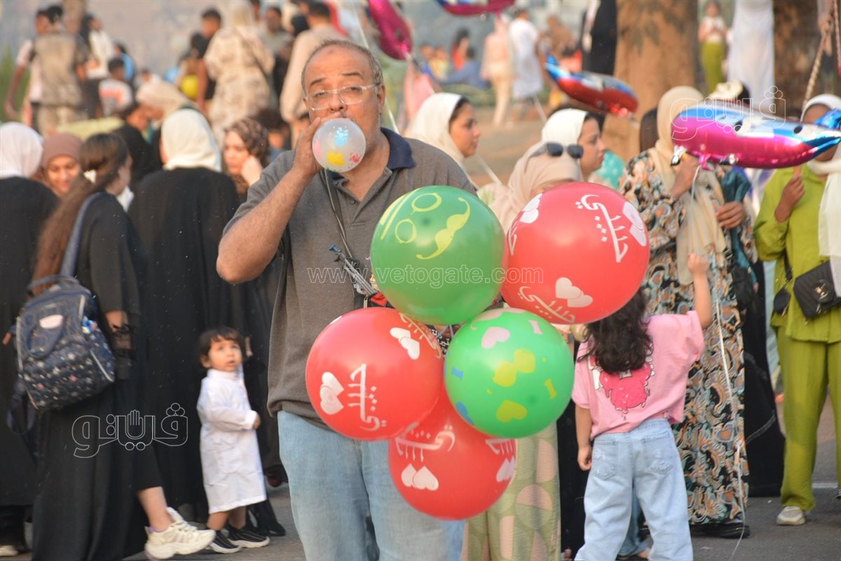 بالبلالين ورزاز الثلج، شاهد احتفالات المصلين بساحة مسجد مصطفى محمود احتفالا بالعيد (25)