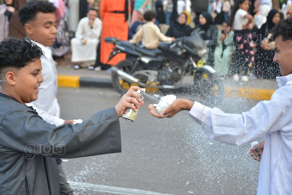 بالبلالين ورزاز الثلج، شاهد احتفالات المصلين بساحة مسجد مصطفى محمود احتفالا بالعيد (26)