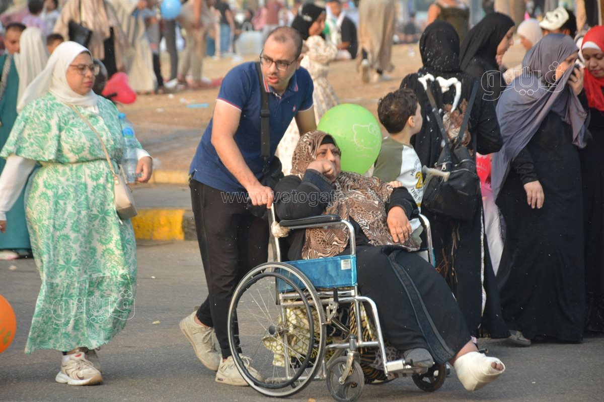 بالبلالين ورزاز الثلج، شاهد احتفالات المصلين بساحة مسجد مصطفى محمود احتفالا بالعيد (27)