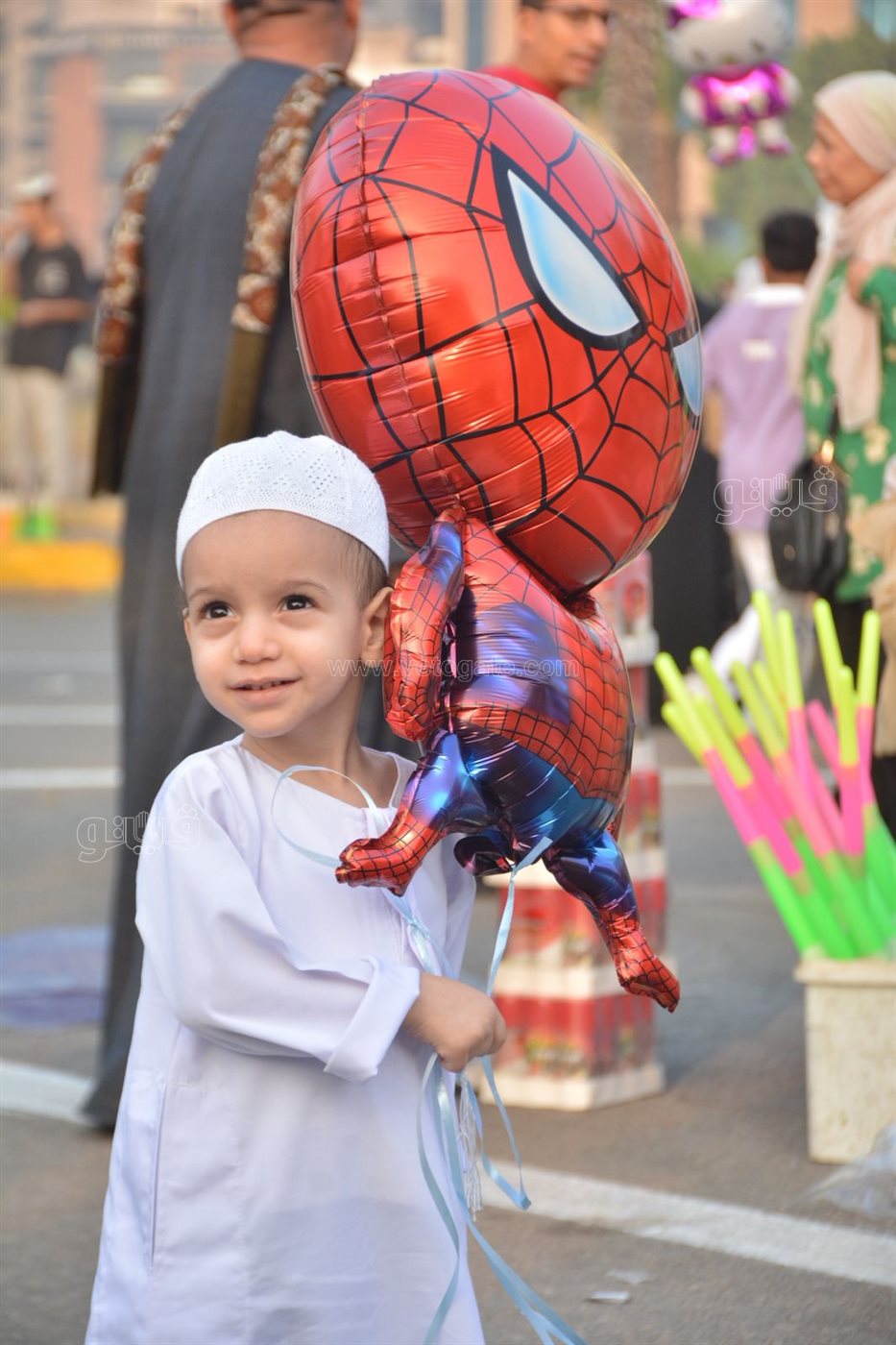 بالبلالين ورزاز الثلج، شاهد احتفالات المصلين بساحة مسجد مصطفى محمود احتفالا بالعيد (28)