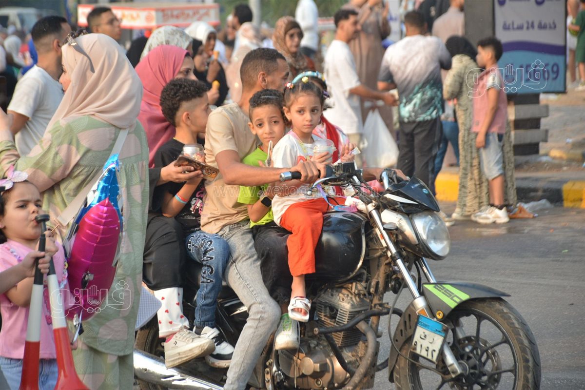 بالبلالين ورزاز الثلج، شاهد احتفالات المصلين بساحة مسجد مصطفى محمود احتفالا بالعيد (29)