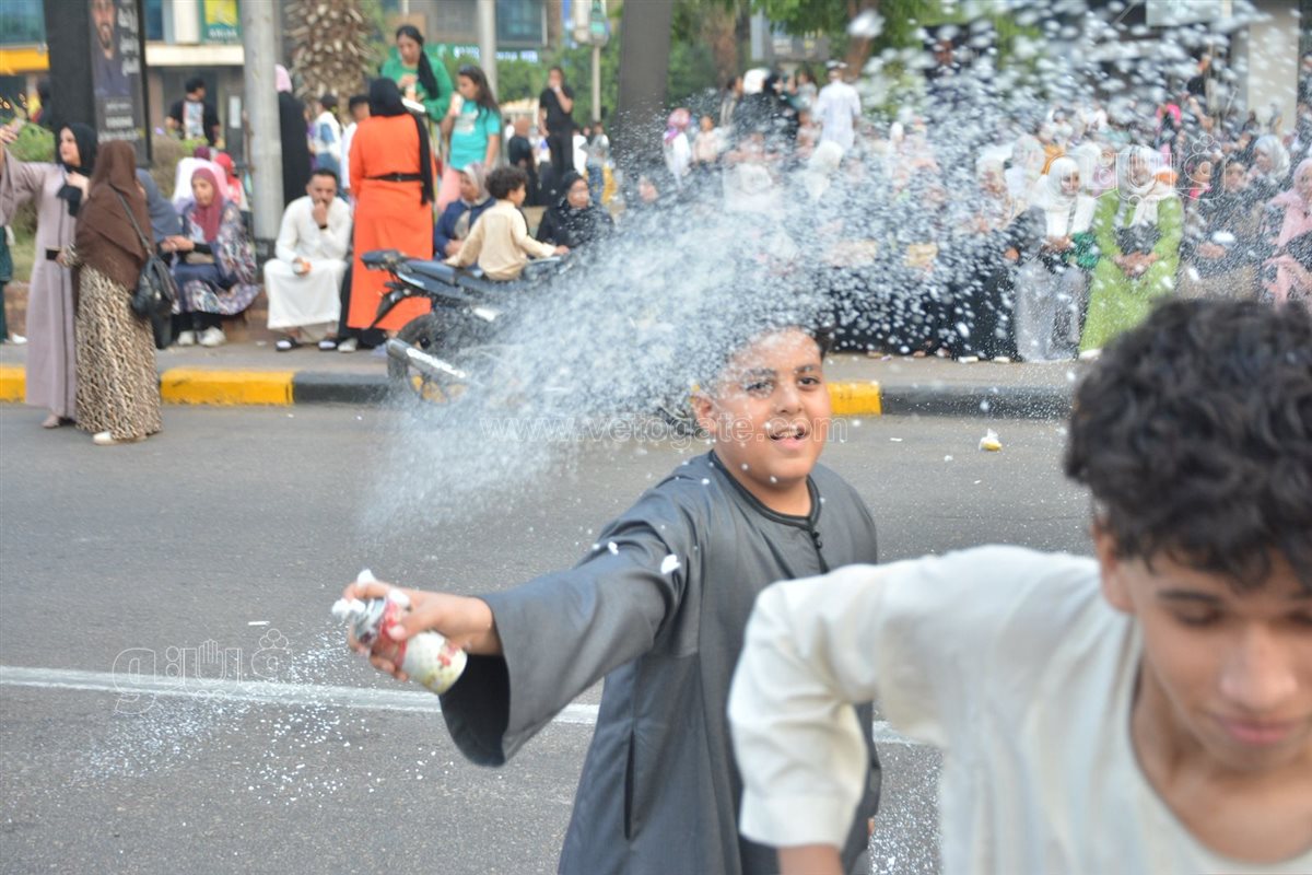بالبلالين ورزاز الثلج، شاهد احتفالات المصلين بساحة مسجد مصطفى محمود احتفالا بالعيد (30)
