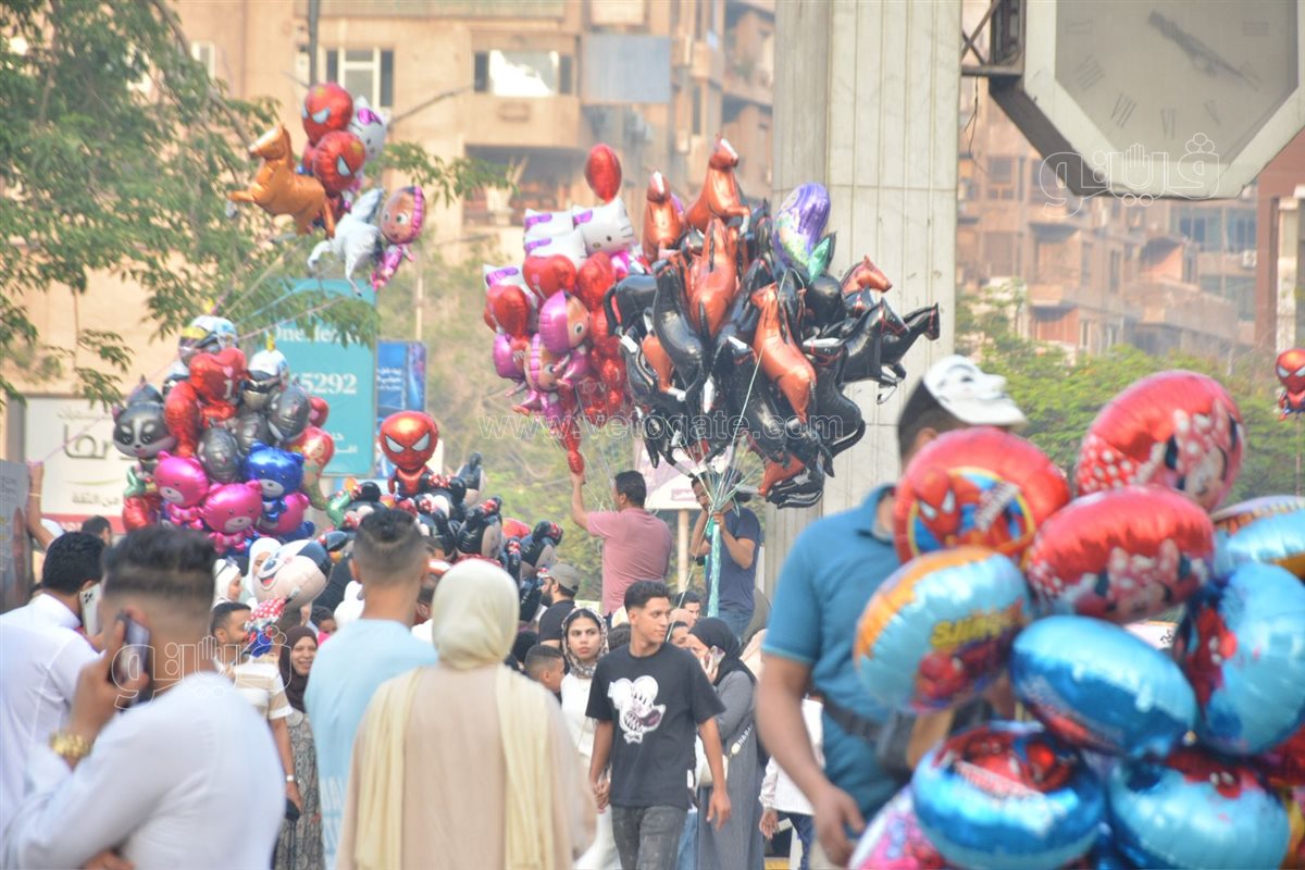 بالبلالين ورزاز الثلج، شاهد احتفالات المصلين بساحة مسجد مصطفى محمود احتفالا بالعيد (32)