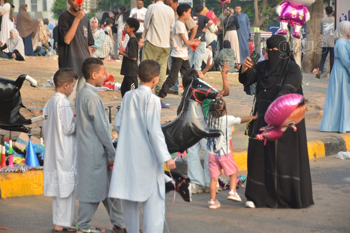 بالبلالين ورزاز الثلج، شاهد احتفالات المصلين بساحة مسجد مصطفى محمود احتفالا بالعيد (33)