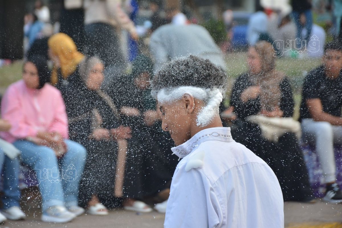 بالبلالين ورزاز الثلج، شاهد احتفالات المصلين بساحة مسجد مصطفى محمود احتفالا بالعيد (34)