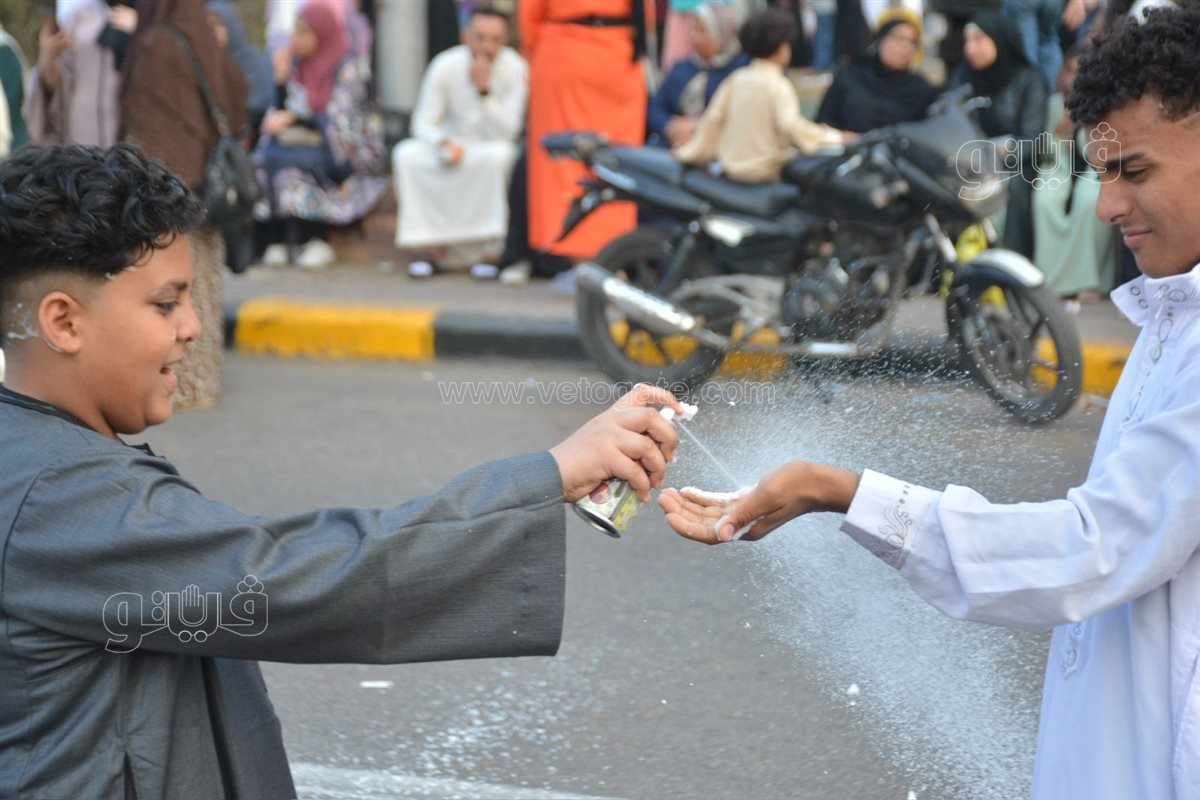 بالبلالين ورزاز الثلج، شاهد احتفالات المصلين بساحة مسجد مصطفى محمود احتفالا بالعيد (35)
