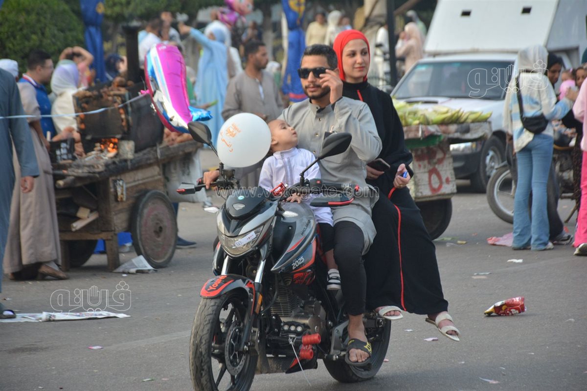 بالبلالين ورزاز الثلج، شاهد احتفالات المصلين بساحة مسجد مصطفى محمود احتفالا بالعيد (36)