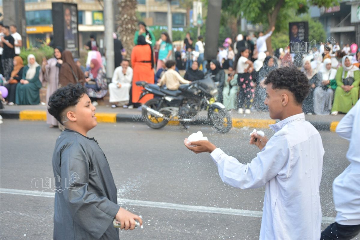 بالبلالين ورزاز الثلج، شاهد احتفالات المصلين بساحة مسجد مصطفى محمود احتفالا بالعيد (38)