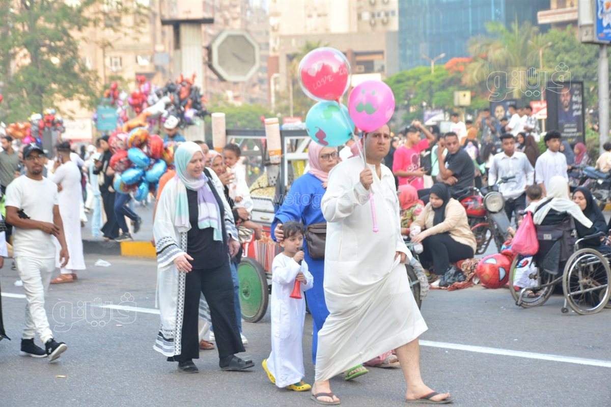 بالبلالين ورزاز الثلج، شاهد احتفالات المصلين بساحة مسجد مصطفى محمود احتفالا بالعيد (39)