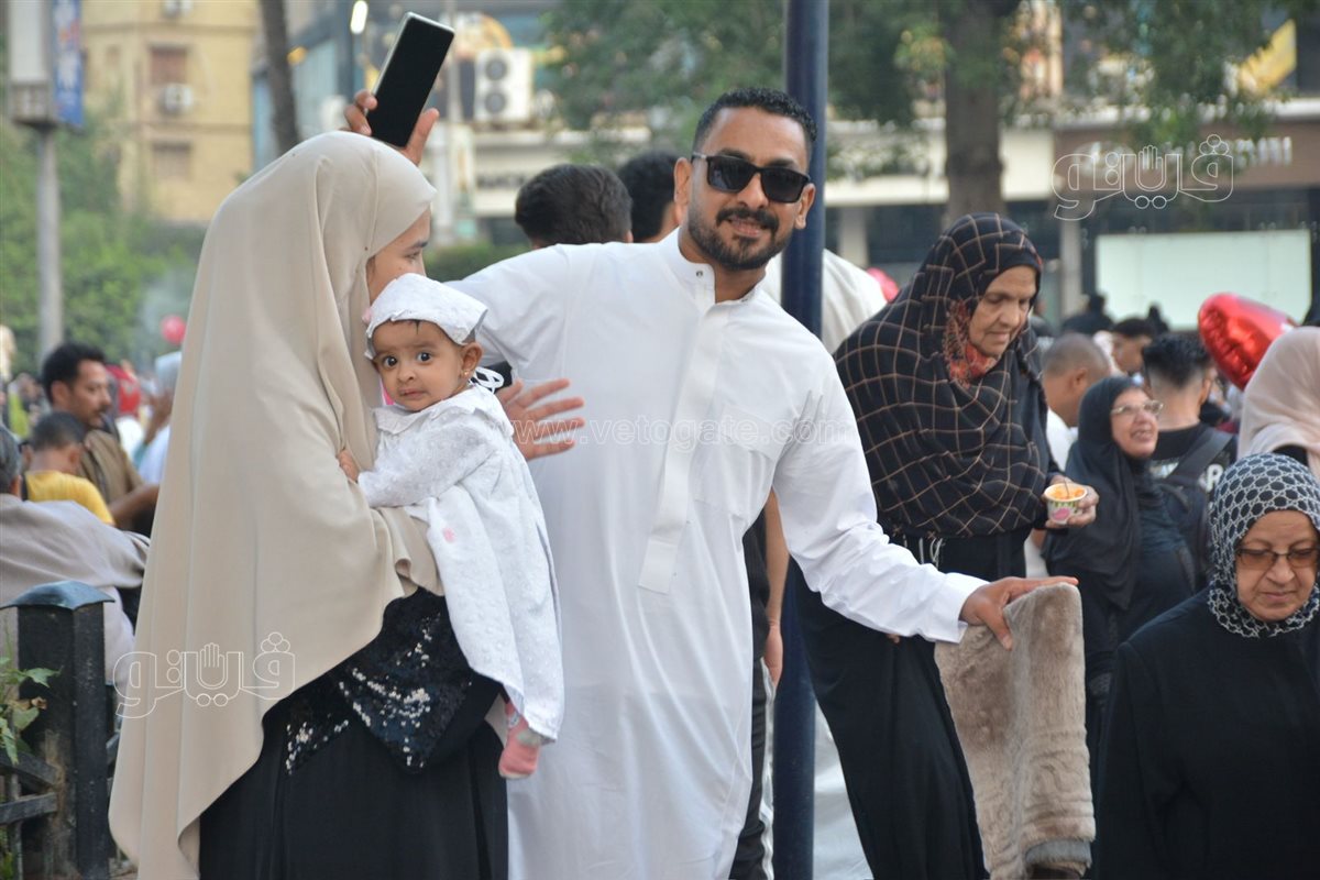 بالبلالين ورزاز الثلج، شاهد احتفالات المصلين بساحة مسجد مصطفى محمود احتفالا بالعيد (40)