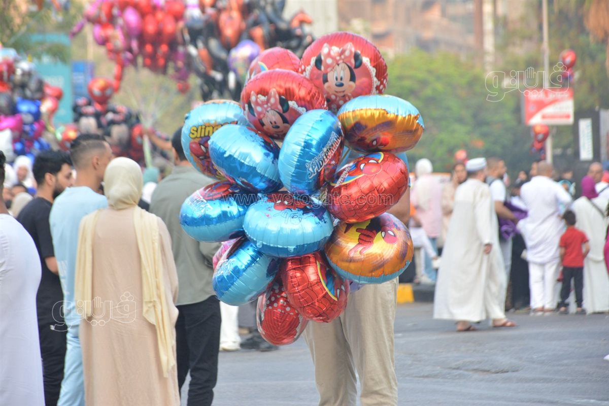 بالبلالين ورزاز الثلج، شاهد احتفالات المصلين بساحة مسجد مصطفى محمود احتفالا بالعيد (41)