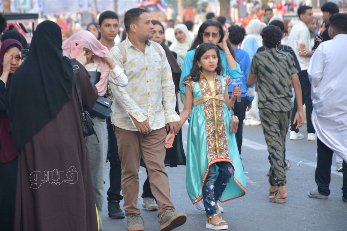 بالبلالين ورزاز الثلج، شاهد احتفالات المصلين بساحة مسجد مصطفى محمود احتفالا بالعيد (43)