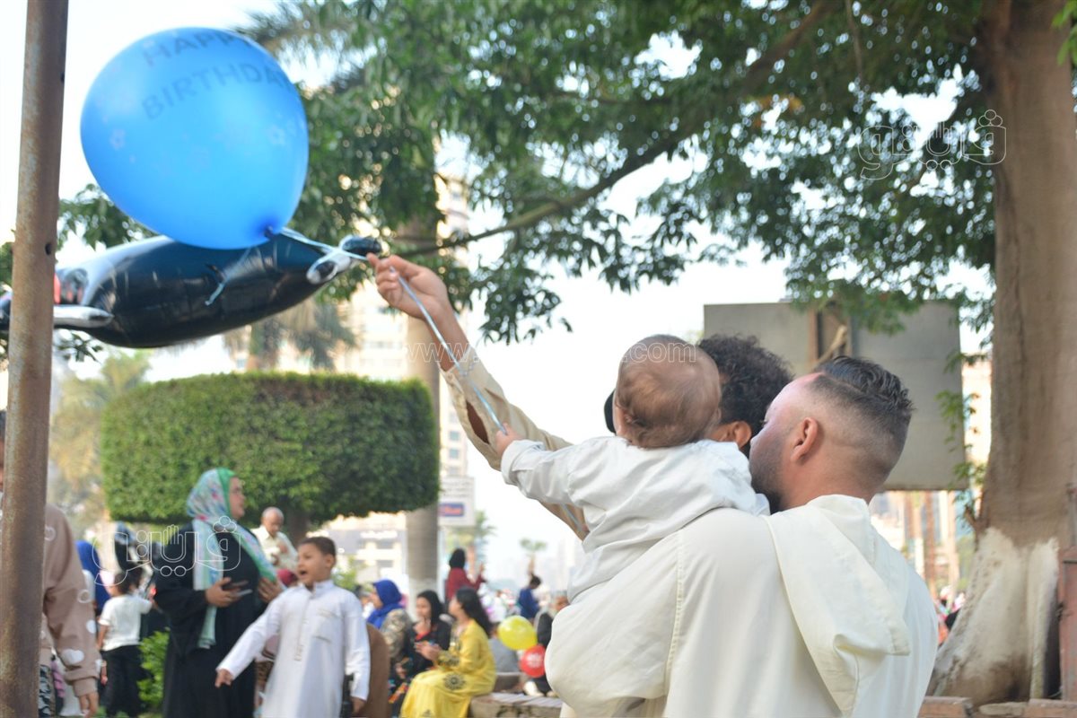 بالبلالين ورزاز الثلج، شاهد احتفالات المصلين بساحة مسجد مصطفى محمود احتفالا بالعيد (44)