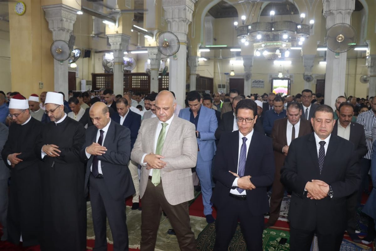 محافظ القليوبية يؤدي صلاة عيد الاضحي، فيتو