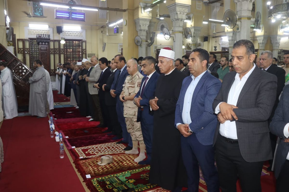 محافظ القليوبية يؤدي صلاة عيد الاضحي، فيتو