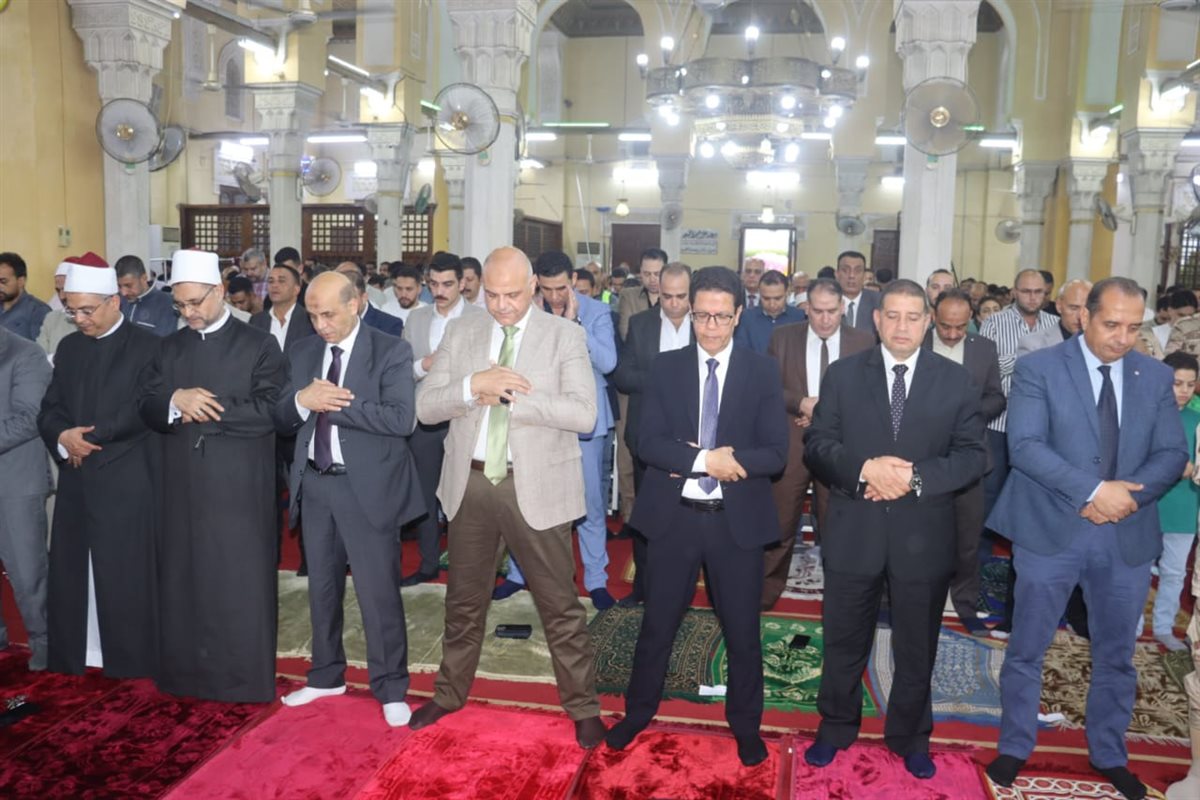 محافظ القليوبية يؤدي صلاة عيد الاضحي، فيتو