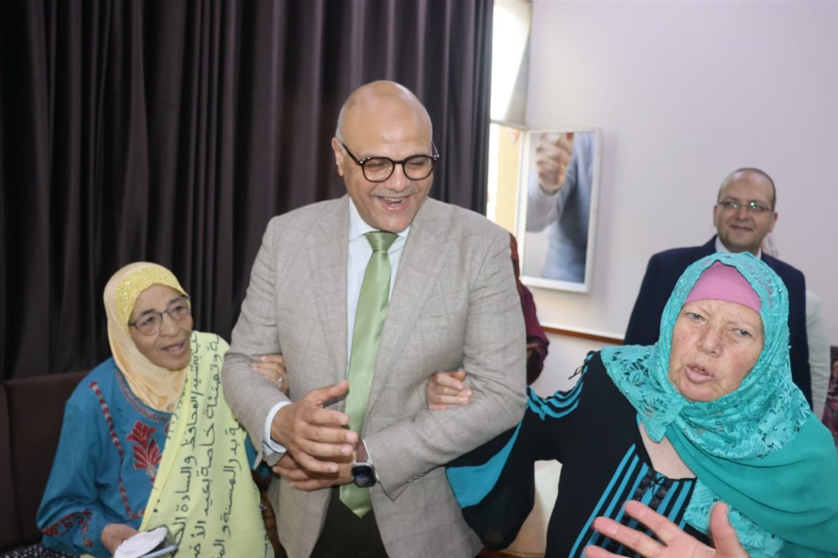 محافظ القليوبية يقدم التهنئة بالعيد للمسنيين،فيتو