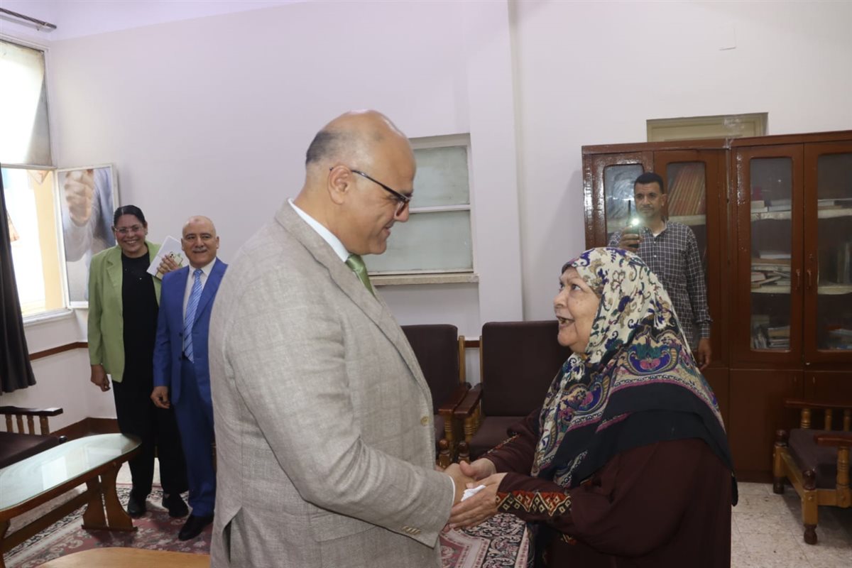 محافظ القليوبية يقدم التهنئة بالعيد للمسنيين،فيتو