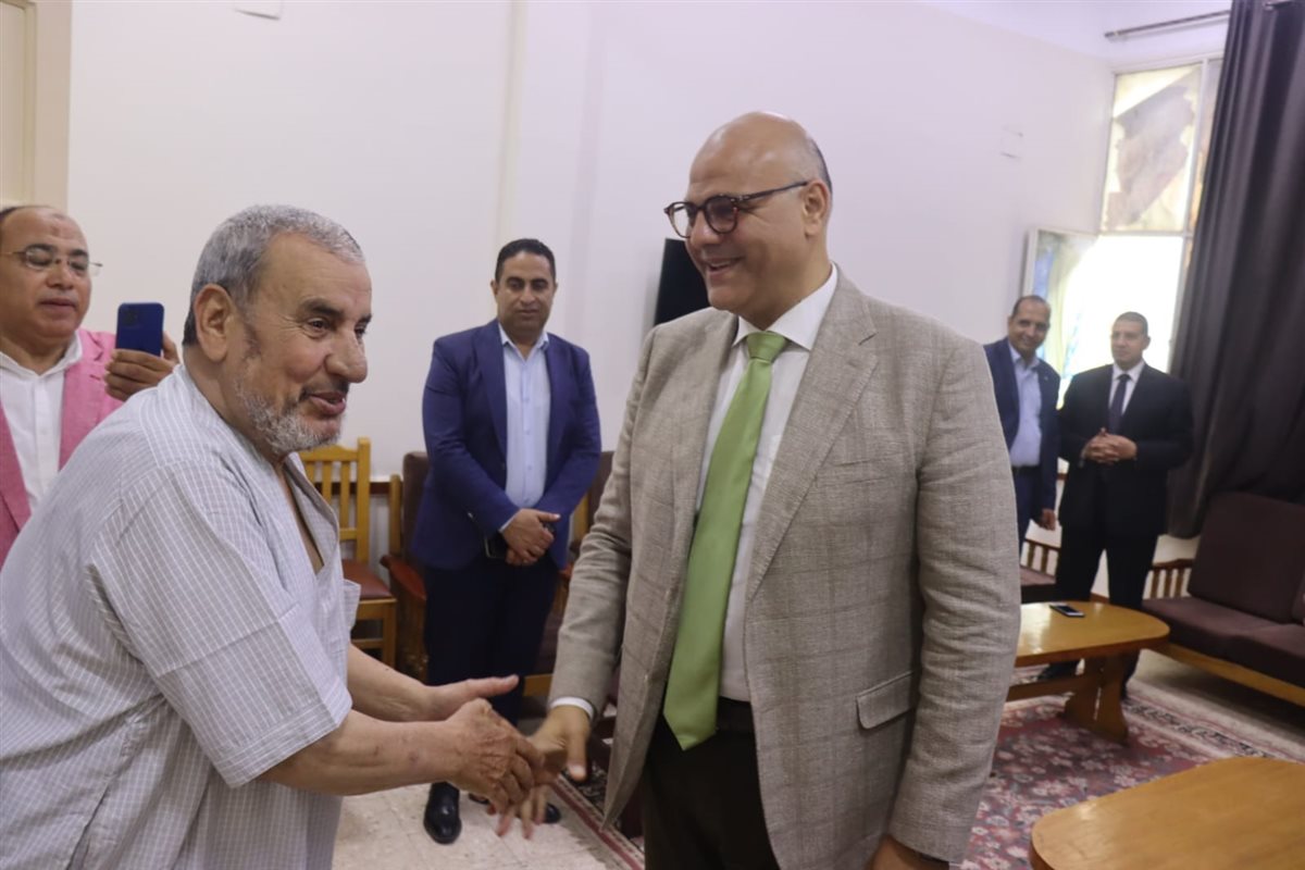 محافظ القليوبية يقدم التهنئة بالعيد للمسنيين،فيتو
