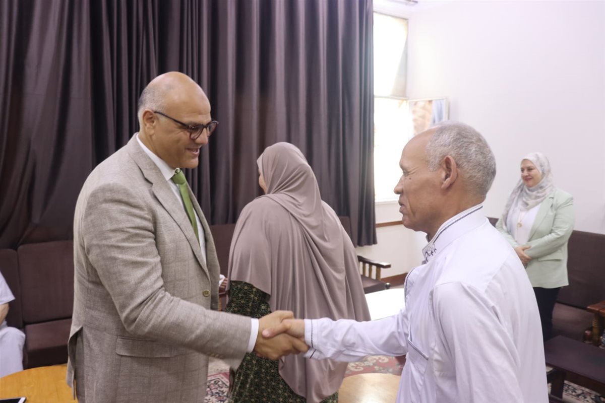 محافظ القليوبية يقدم التهنئة بالعيد للمسنيين،فيتو