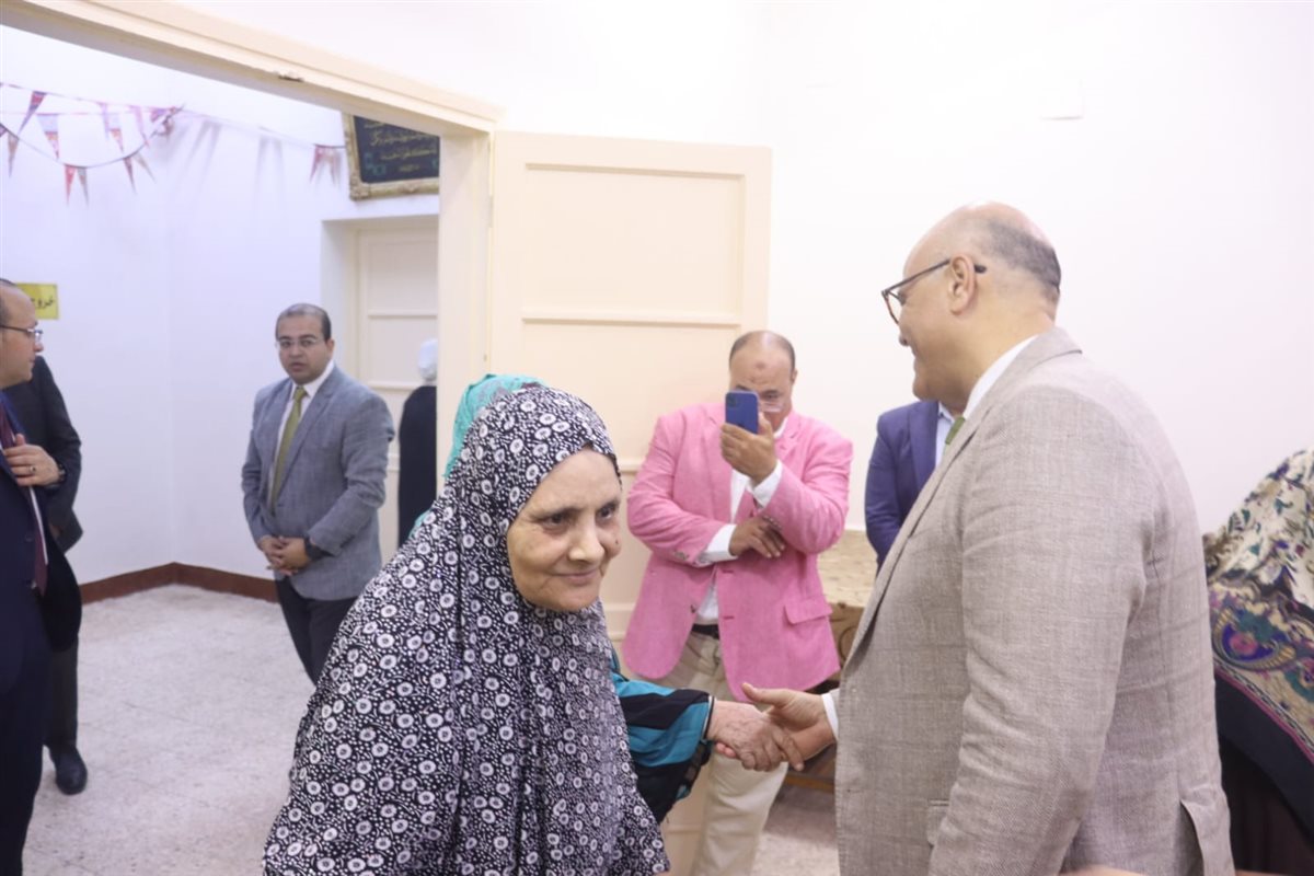 محافظ القليوبية يقدم التهنئة بالعيد للمسنيين،فيتو