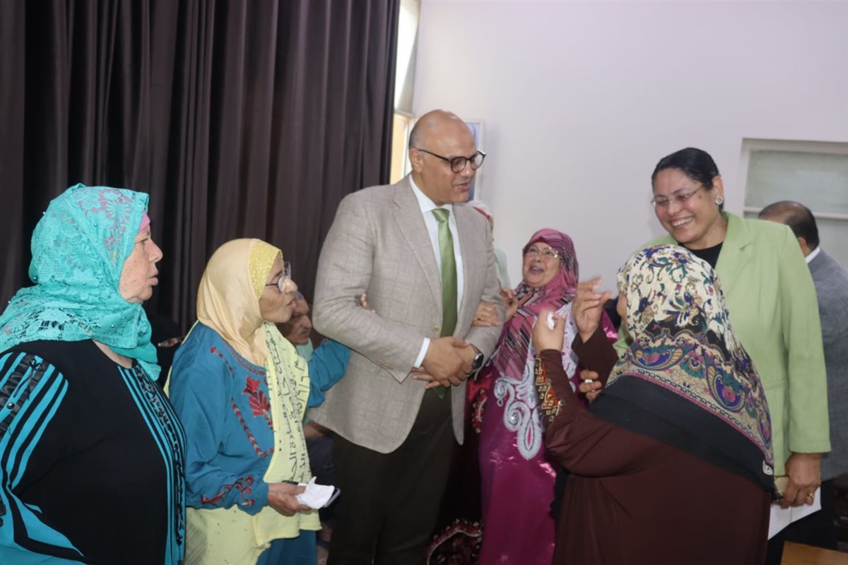 محافظ القليوبية يقدم التهنئة بالعيد للمسنيين،فيتو