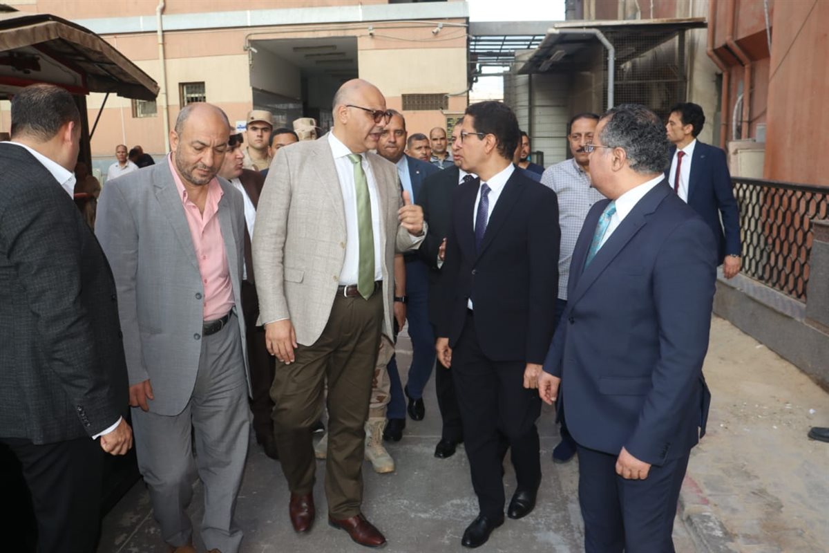 محافظ القليوبية يقدم الورود للاطقم الطبية،فيتو