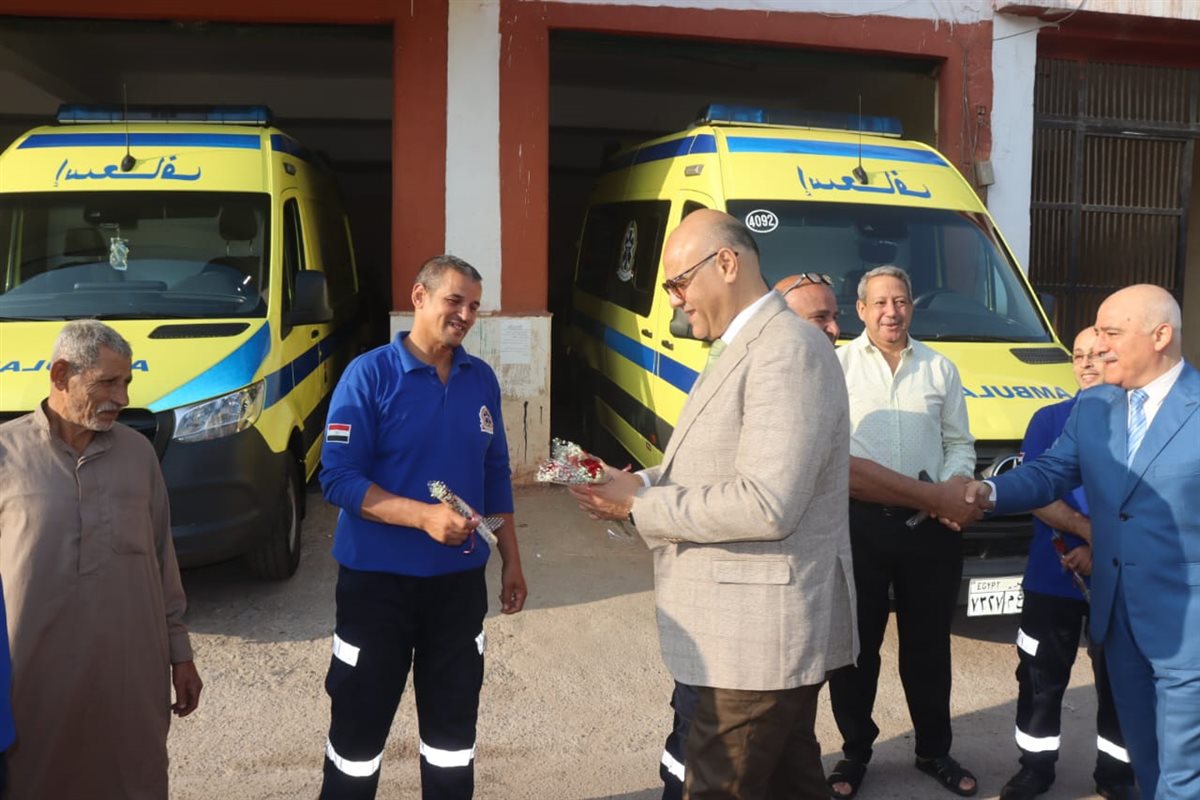 محافظ القليوبية يقدم الورود للاطقم الطبية،فيتو