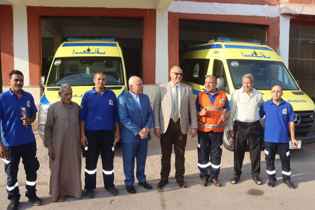 محافظ القليوبية يقدم الورود للاطقم الطبية،فيتو
